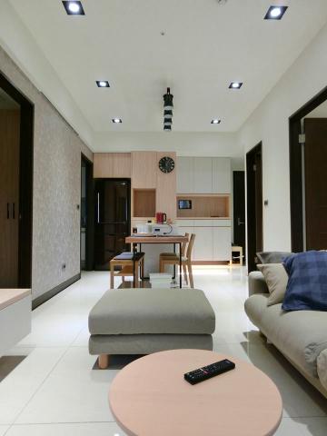 永固麗室內裝潢設計有限公司 - 房屋坪數:約24坪 設計風格:MUJI日式簡約風格 房屋類型:標準格局 房屋狀況:新成屋 空間格局:客廳、餐廳、廚房、主臥、次臥、書房、衛浴x2 主要建材:灰鏡、訂製櫃、壁紙 忙碌的生活里,簡單環境讓人有遠離塵囂的感受,因此MUJI風格近年深受上班族群的青睞。 MUJI風格家居設計特點以功能為主,其次就是吸取了日式風格中那種素樸內蘊的元素。 永固麗室內裝潢設計有限公司 - 房屋坪數:約24坪 設計風格:MUJI日式簡約風格 房屋類型:標準格局 房屋狀況:新成屋 空間格局:客廳、餐廳、廚房、主臥、次臥、書房、衛浴x2 主要建材:灰鏡、訂製櫃、壁紙 忙碌的生活里,簡單環境讓人有遠離塵囂的感受,因此MUJI風格近年深受上班族群的青睞。 MUJI風格家居設計特點以功能為主,其次就是吸取了日式風格中那種素樸內蘊的元素。