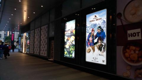 鬼惡龜個人工作室 - 機能服飾-百貨燈箱形象輸出