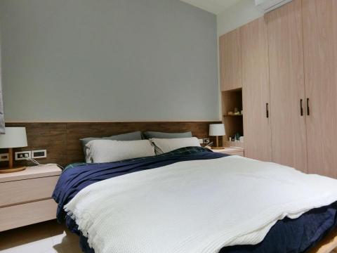 永固麗室內裝潢設計有限公司 - 明白了這些,一般家具物件多白、多木、少黑,整體氛圍情景素雅,更是倡導禪意生活居主所追求的居住環境。 玄關,設計師利用零崎空間做外出衣櫃,櫃體外貼灰鏡造形牆,放大玄關空間感。 於公共空間的電視牆加一點中性灰紫色壁紙及寶藍色軟件傢飾點綴,更能襯出白色與木作的淡雅質地。 永固麗室內裝潢設計有限公司 - 明白了這些,一般家具物件多白、多木、少黑,整體氛圍情景素雅,更是倡導禪意生活居主所追求的居住環境。 玄關,設計師利用零崎空間做外出衣櫃,櫃體外貼灰鏡造形牆,放大玄關空間感。 於公共空間的電視牆加一點中性灰紫色壁紙及寶藍色軟件傢飾點綴,更能襯出白色與木作的淡雅質地。