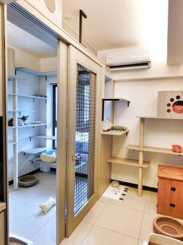 永固麗室內裝潢設計有限公司 - 用橫梁結構衍生出漂浮的廊道迷宮,或是順應高窗發展出走道平台,臺灣受限於空間條件,除了犧牲一部分屋高、在天花板設計隱藏式的貓隧道,還有另一種做法是在天花板下安裝吊橋,半開放性可以稍微減緩高度下降的壓迫。 別忘了,貓是「獵人」,巡視、探險、獵狩是他們每日例行的重要任務,因此貓族的動線設計,最理想的狀況是融入整個家空間,讓牠們的活動不是只有發生在某一面牆、某處角落或是侷限於某個空間之中。 在以人為本的空 永固麗室內裝潢設計有限公司 - 用橫梁結構衍生出漂浮的廊道迷宮,或是順應高窗發展出走道平台,臺灣受限於空間條件,除了犧牲一部分屋高、在天花板設計隱藏式的貓隧道,還有另一種做法是在天花板下安裝吊橋,半開放性可以稍微減緩高度下降的壓迫。 別忘了,貓是「獵人」,巡視、探險、獵狩是他們每日例行的重要任務,因此貓族的動線設計,最理想的狀況是融入整個家空間,讓牠們的活動不是只有發生在某一面牆、某處角落或是侷限於某個空間之中。 在以人為本的空