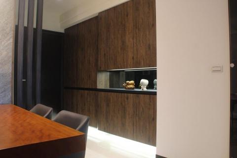 永固麗室內裝潢設計有限公司 - 讓繁忙工作之餘也能放鬆心情為明天的自已充電。 私領域: 主臥床頭採用木地板拼貼設計創意,搭配柚木跳色,讓視覺色彩上沉穩卻又不呆板,與;因電視主牆旁有主浴室門,利用隱藏門避開風水問題,設計上採用白色木皮簡單流利的線條與石材做為副主牆,迎合女主人的氣質。 設計上,小孩房利用溫潤的木皮製造出清新北歐風,搭配童趣壁紙。收納方面,運用大量訂製櫃製造出強大收納空間。 永固麗室內裝潢設計有限公司 - 讓繁忙工作之餘也能放鬆心情為明天的自已充電。 私領域: 主臥床頭採用木地板拼貼設計創意,搭配柚木跳色,讓視覺色彩上沉穩卻又不呆板,與;因電視主牆旁有主浴室門,利用隱藏門避開風水問題,設計上採用白色木皮簡單流利的線條與石材做為副主牆,迎合女主人的氣質。 設計上,小孩房利用溫潤的木皮製造出清新北歐風,搭配童趣壁紙。收納方面,運用大量訂製櫃製造出強大收納空間。