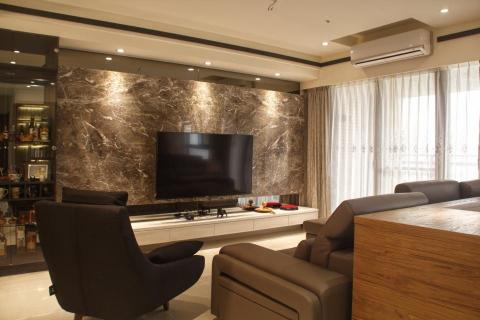 永固麗室內裝潢設計有限公司 - 調和美感與人文溫度私宅 設計理念:運用溫潤木質與石材搭配引入現代低調奢華感。 居住成員:大人:2人,小孩:1人 主要建材:木作、石材、壁紙 公領域: 牆面以原木質感鞋櫃串連且整合機能,從玄關處的鞋櫃延伸到客廳,並藉由玻璃鏡面酒櫃與大理石電視牆,展現沉穩大器的視覺展現,拆除一間房間改開放式的書房拓展視野外,在主牆面設計左右開放式展示書櫃搭配鋼琴,另外在窗邊設計一個小臥榻休憩區搭配高樓層窗外河景美色, 永固麗室內裝潢設計有限公司 - 調和美感與人文溫度私宅 設計理念:運用溫潤木質與石材搭配引入現代低調奢華感。 居住成員:大人:2人,小孩:1人 主要建材:木作、石材、壁紙 公領域: 牆面以原木質感鞋櫃串連且整合機能,從玄關處的鞋櫃延伸到客廳,並藉由玻璃鏡面酒櫃與大理石電視牆,展現沉穩大器的視覺展現,拆除一間房間改開放式的書房拓展視野外,在主牆面設計左右開放式展示書櫃搭配鋼琴,另外在窗邊設計一個小臥榻休憩區搭配高樓層窗外河景美色,