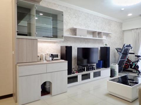 永固麗室內裝潢設計有限公司 - 淡雅細緻,耐看一輩子,我們的北歐風清新雅居 24 坪居家,充滿著北歐風的純粹魅力,簡單卻富有機能性,搭配著不加修飾的色彩與溫煦採光,描繪出愜意舒適的溫暖場景。 步入室內,則從玄關安置一體成形的隱藏式廚房拉門及搭配灰鏡及電器櫃做成一致性的造形牆,一路延伸至客廳區域,加以落地簾設計遮蔽客浴室及家電,讓整體空間看起來俐落且清爽。 電視牆收納設計,下方機櫃放置音響機器,側邊茶水櫃下方給喵星人一個隱蔽如廁的 永固麗室內裝潢設計有限公司 - 淡雅細緻,耐看一輩子,我們的北歐風清新雅居 24 坪居家,充滿著北歐風的純粹魅力,簡單卻富有機能性,搭配著不加修飾的色彩與溫煦採光,描繪出愜意舒適的溫暖場景。 步入室內,則從玄關安置一體成形的隱藏式廚房拉門及搭配灰鏡及電器櫃做成一致性的造形牆,一路延伸至客廳區域,加以落地簾設計遮蔽客浴室及家電,讓整體空間看起來俐落且清爽。 電視牆收納設計,下方機櫃放置音響機器,側邊茶水櫃下方給喵星人一個隱蔽如廁的