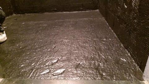 黃龍工程 - 住家1坪浴室修繕，打除地面及牆面壁磚後施作防水打底一次，黑膠防水層二次，之後再貼磚工程