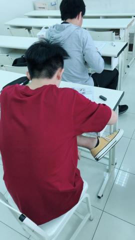 Sam - 認真的背影很棒