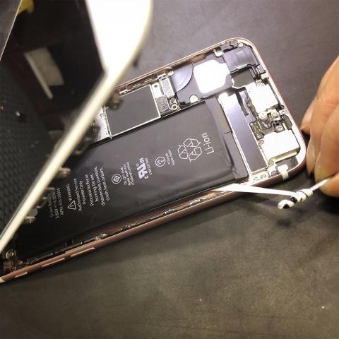 iDeology (手機包膜、手機維修-新北板橋店) - 手上的iPhone還在撐嗎？?
外出旅遊、談公事、追劇、玩傳說、拍抖音都少不了手機，別再讓耗電困擾你，換顆電池讓續航力恢復應有實力吧！??

#電池更換 #後鏡頭維修 #前鏡頭維修 #充電異常 #喇叭無聲 #HOME鍵 #聽筒故障 #音量鍵失靈 #電源失靈 #主機板問題 #手機泡水 #容量升級