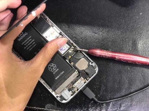 iDeology (手機包膜、手機維修-台南東門店) - 手機無法充電?
可以到門市檢測看看是不是充電模組的問題喔～
不到1小時，解救你的充電問題?