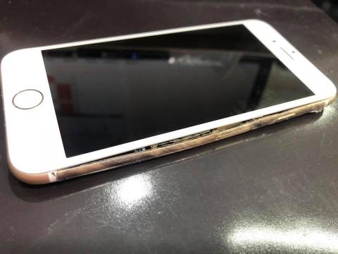 iDeology (手機包膜、手機維修-台南東門店) - Oh my god！
手機背蓋歪到不行...
原本客人手機去別家店家連檢測都不幫他檢測
我們檢測過後讓他可以正常使用手機囉～～
有任何維修問題都可以詢問小編喔??