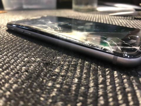 iDeology (手機包膜、手機維修-高雄建興店) - #維修 #電池膨脹
電池膨脹導致摔到螢幕更容易爆裂❗️❗️
該把您的殼拔下來檢查一下電池是否膨脹了喔?