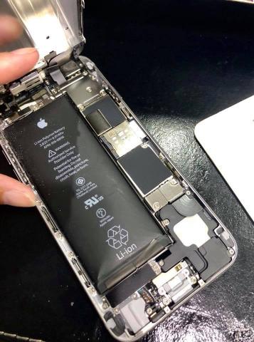 iDeology (手機包膜、手機維修-台南東門店) - 電池膨脹了??
還好人客有注意到，馬上過來換電池?
不然等到螢幕被撐壞了反而要花更多?維修它
