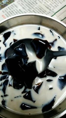 客家美食 - 仙草奶凍(光泉仙奶)