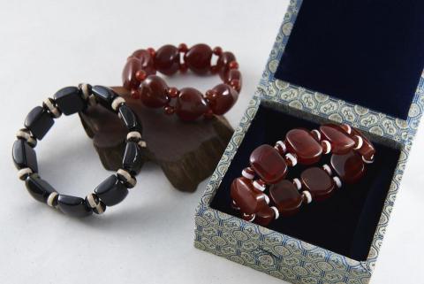 RUEI - 廠商：新竹市高松胎毛筆
拍攝內容：黑、紅玉髓手鍊情境拍攝
