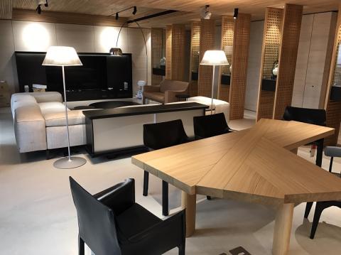 超躍企業有限公司 - 