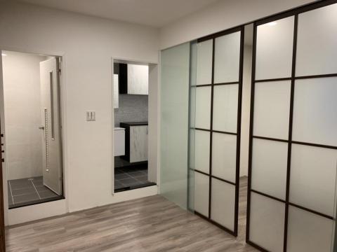 墨室內裝修(系統櫃).墨荷空間設計有限公司 - 中間走道採光靠拉門做噴砂玻璃來引進外面窗戶的明亮光線