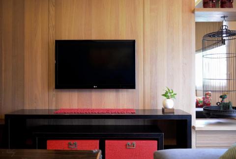 諾臨設計 - 裝飾品豐富了電視牆