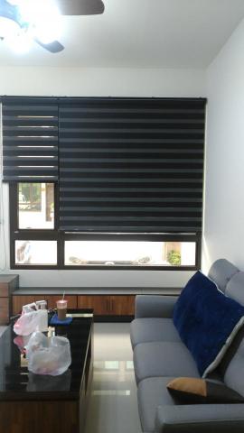 柏森窗簾家飾 - 客戶客廳 搭配黑色 調光捲簾