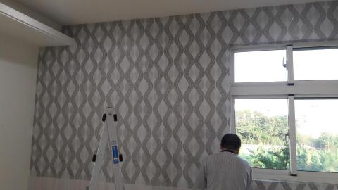 柏森窗簾家飾 - 客戶選擇的進口壁紙施工中