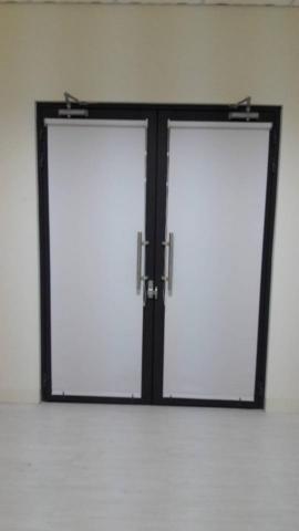 柏森窗簾家飾 - 客製化 捲簾--客人需要在大門做捲簾