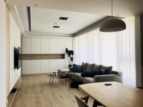 林賢翰 - 鴻向社區、個人獨立接案設計，北歐簡約、室內坪數約35坪、整體工程約1,650,000， 主要以木作規劃框架、系統櫃體配置、搭配乾淨俐落的色系、樣式、軟件， 一個舒適且大氣的住宅空間。