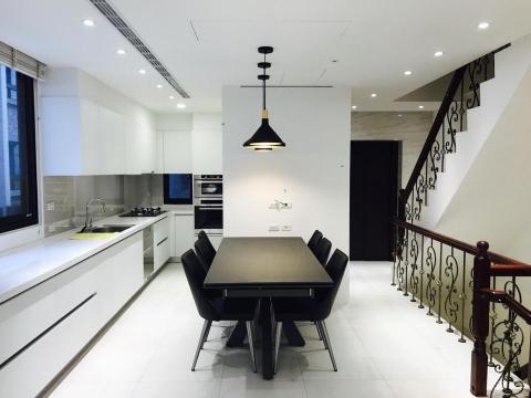 林賢翰 - 竹北透天社區、單純的雅致的餐廚空間配置。