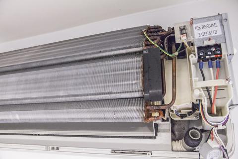 歐樂潔居家清潔 - 在作業上，先將機板上灰塵做乾式清潔，再將機板做好保護就可以開始清洗作業