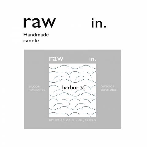徐鴻 - RAW 有「原料未經加工、自然狀態」之意。RAW in 象徵「原始的、未經繁衍」。

香氛產品不該只是氣味的單一表象，不是你聞到什麼就直接聯想到什麼，
而應該是能喚起人們的情感和回憶。

從包裝主題名稱，環環相扣著&ldquo;outdoor&rdquo;的概念主軸，延伸至蠟燭包裝之中。
