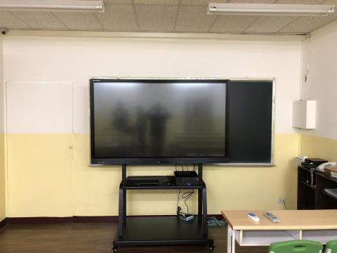 奇幻文創有限公司 - 75"觸控電視含移動架施工