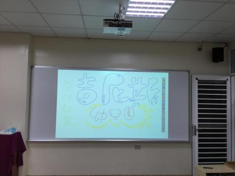 奇幻文創有限公司 - 無縫接合150cm高度不反光白板膜，100吋互動投影教室施作(可投影、可書寫、不反光白板膜面)