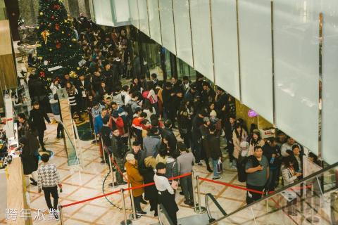 Julia  - 跨年派對 (室內+戶外, 共700人付費參加)