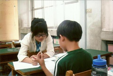 Chloé | 英法專業教學與翻譯 - 高中時於苓洲國小每週國英數課輔