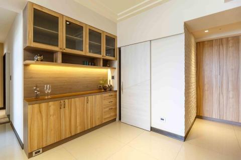 久竹室內設計 - 在餐櫃的上櫃部分以口字框玻璃門片為設計,讓整個櫃體看起來較不沉悶,另外在中間部分也設計了層板,可放一些常用的小物件或咖啡杯,並以斜角設計處理,以避免人在走動中撞到尖角的部分,並在手把的選擇設計上也相當的用心
 久竹室內設計 - 在餐櫃的上櫃部分以口字框玻璃門片為設計,讓整個櫃體看起來較不沉悶,另外在中間部分也設計了層板,可放一些常用的小物件或咖啡杯,並以斜角設計處理,以避免人在走動中撞到尖角的部分,並在手把的選擇設計上也相當的用心