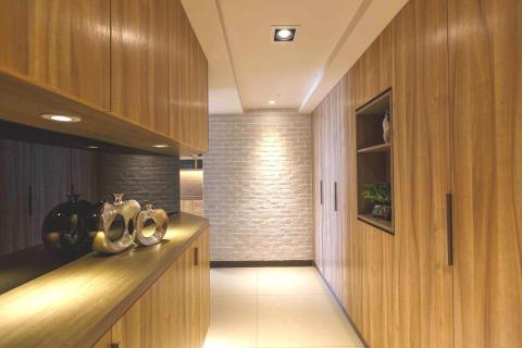 久竹室內設計 - 在狹長的玄關空間,在兩側設計了雙排的置物鞋櫃,業主原以為整個廊道會看起來頗壅擠,不過經過設計巧思,
在玄關底部的牆面設計了白色的文化石,再以打燈輔佐,一個單調的玄關,不僅不擁擠了且變得相當有藝術氣息 久竹室內設計 - 在狹長的玄關空間,在兩側設計了雙排的置物鞋櫃,業主原以為整個廊道會看起來頗壅擠,不過經過設計巧思,
在玄關底部的牆面設計了白色的文化石,再以打燈輔佐,一個單調的玄關,不僅不擁擠了且變得相當有藝術氣息