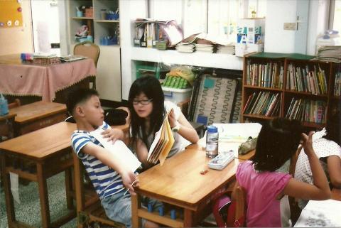 Chloé | 英法專業教學與翻譯 - 高中時於苓洲國小每週國英數課輔