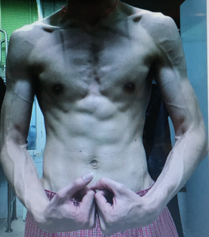 Jason You - 以前還沒訓練之前
大概50公斤完全是皮包骨
看起來很不健康很瘦弱