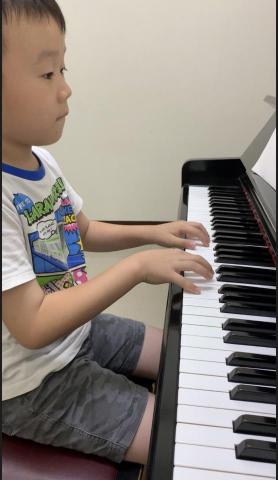 宜君老師鋼琴/長笛/樂理教學 - 學琴一年的國小二年級小男孩,當初自己彈奏都容易怯場,現在可以不怕鏡頭,自己彈奏曲子囉! 宜君老師鋼琴/長笛/樂理教學 - 學琴一年的國小二年級小男孩,當初自己彈奏都容易怯場,現在可以不怕鏡頭,自己彈奏曲子囉!