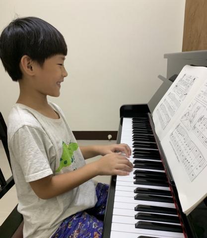 宜君老師鋼琴/長笛/樂理教學 - 小男孩雖然才大班,但學琴的態度和能力卻絲毫不遜色呢! 宜君老師鋼琴/長笛/樂理教學 - 小男孩雖然才大班,但學琴的態度和能力卻絲毫不遜色呢!
