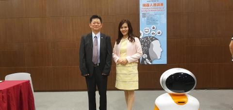 中英雙語主持司儀 吳宛芸Kathy Wu - 機器人國際學術研討會中英雙語主持,與日鵬企業股份有限公司董事長合照 中英雙語主持司儀 吳宛芸Kathy Wu - 機器人國際學術研討會中英雙語主持,與日鵬企業股份有限公司董事長合照