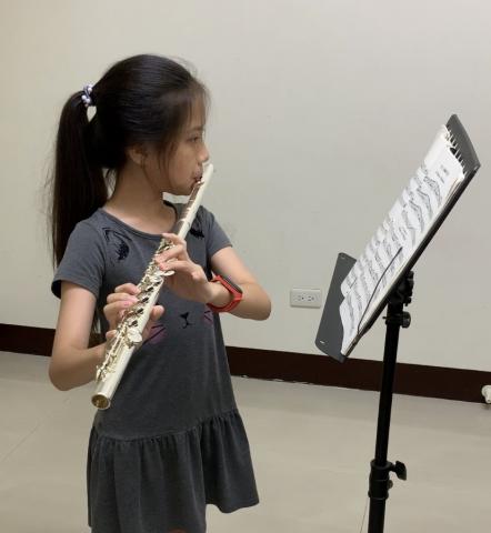 宜君老師鋼琴/長笛/樂理教學 - 雖然身材比較嬌小,但吹起長笛還是很有架勢! 宜君老師鋼琴/長笛/樂理教學 - 雖然身材比較嬌小,但吹起長笛還是很有架勢!