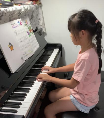 宜君老師鋼琴/長笛/樂理教學 - 學習短短幾個月的小女孩,彈琴手型已經很穩定囉! 宜君老師鋼琴/長笛/樂理教學 - 學習短短幾個月的小女孩,彈琴手型已經很穩定囉!