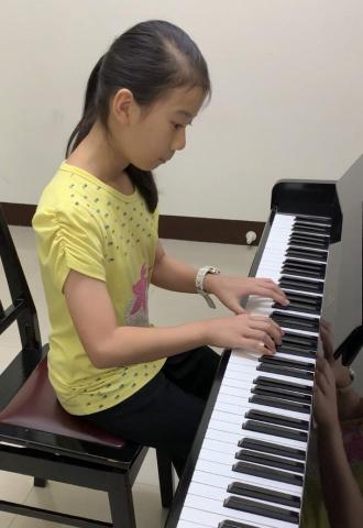 宜君老師鋼琴/長笛/樂理教學 - 女孩在參加比賽前,做最後幾次的背譜模擬,加油! 宜君老師鋼琴/長笛/樂理教學 - 女孩在參加比賽前,做最後幾次的背譜模擬,加油!