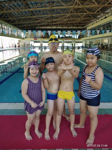HOW SWIM   阿嘉 - 一群好動的小朋友  因為是補習班同學所以特別嗨  不過最後每個人都有明顯的進步 從不敢下水到可以滑手前進 確實不錯不錯 HOW SWIM   阿嘉 - 一群好動的小朋友  因為是補習班同學所以特別嗨  不過最後每個人都有明顯的進步 從不敢下水到可以滑手前進 確實不錯不錯
