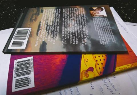 Glory - 照片提供本人與亞馬遜出版之兩本紙本書。2018年下旬於全球首刷。