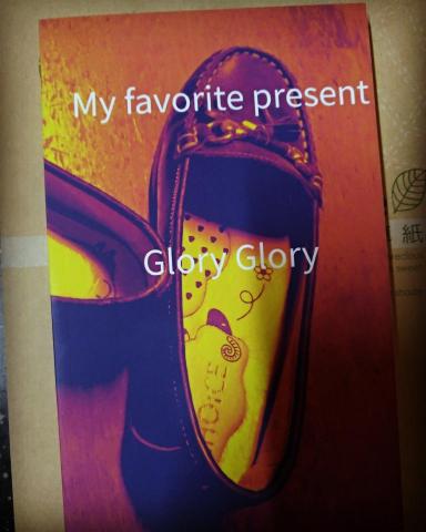 Glory - 照片提供本人與亞馬遜合作出版之紙本書。尺寸5X8寸，語言:英文。頁數168/268頁。講述大學教授為愛輕生後再次重生(rebirth)與二戰後時空與戀人再次重逢的故事。