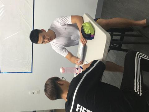 楊仕邦 - 我們在做關於閱讀理解的課程，在課堂中，我持續的要求學生說英文並且我會順便矯正他的發音以及文法