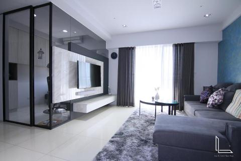 櫳澤室內空間設計 - 【勝美 · 新橫濱 】

空間性質 - 住宅空間
設計風格 - 輕工業風格
工作項目 - 全屋裝修設計
室內格局 - 玄關、客廳、餐廳、書房、廚房、主臥室、客房

設計師為了改善空間、放大視覺，首選的方法就是打通隔間。

這次的設計打通了書房的隔間牆，以玻璃隔屏取代牆面。
一方面，讓客廳與書房有視覺上的連接，使空間感變大。
另一方面，玻璃隔屏與電視牆的連接設計，使書房形成獨立空間，同時又兼具隱私的