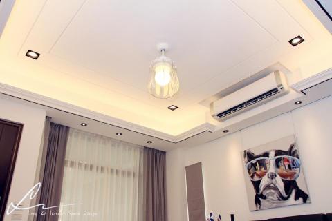 櫳澤室內空間設計 - 【 台南 · 新成屋 · 透天別墅 】

空間性質 - 住宅空間
設計風格 - 現代風格、北歐風格
工作項目 - 全屋裝修設計
室內格局 - 客廳、餐廳、主臥室、孝親房、客房
主要施工及材料 - 木作櫃體面貼木皮薄片、天然銀狐大理石、灰色鏡面、人造石檯面、亞麻布料坐墊、超耐磨木地板、文化石材、得利乳膠漆局部跳色