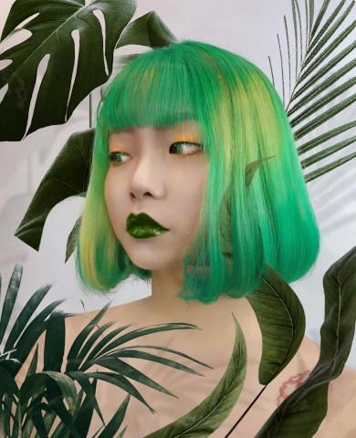 ARNA工作室 - [圖像後製]以不同色調的綠為主軸 做出葉片與精靈的錯視 整體以簡約呈現 襯出質感不雜亂 此為與美髮師合作之髮型模特兒視覺創作 