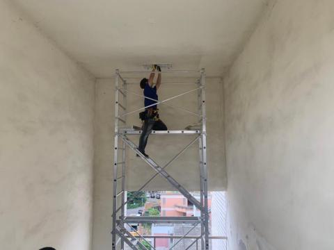 立德鑫業有限公司 - 樓梯間挑高燈具安裝 立德鑫業有限公司 - 樓梯間挑高燈具安裝
