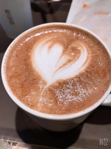 提供修眉服務的專家張佩佩