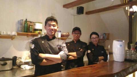 郭丁億 - 創業料理教學，餐廳菜單創新研發
餐廳主廚培訓